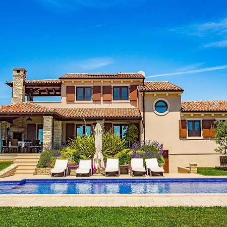 Gorgeous In With Kitchen Holiday home