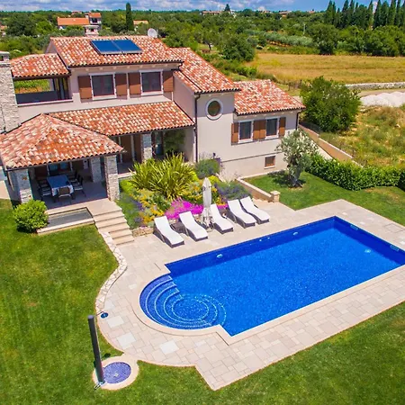 Gorgeous In With Kitchen Holiday home